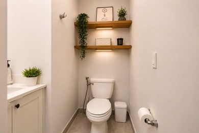 Corner unit, 2-car garage, 3 bedrooms, 2.5 bathrooms. Private - photo 12