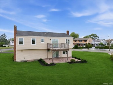 Move right into this beautifully renovated 3-bedroom, 3-bath - photo 17