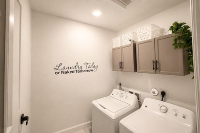Corner unit, 2-car garage, 3 bedrooms, 2.5 bathrooms. Private - photo 18