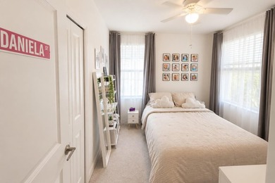 Corner unit, 2-car garage, 3 bedrooms, 2.5 bathrooms. Private - photo 29