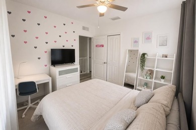 Corner unit, 2-car garage, 3 bedrooms, 2.5 bathrooms. Private - photo 30