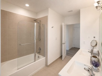 Corner unit, 2-car garage, 3 bedrooms, 2.5 bathrooms. Private - photo 31