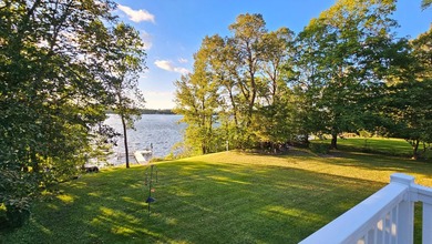 Welcome to this stunning lakefront year-round home, perfectly - photo 1