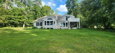 Welcome to this stunning lakefront year-round home, perfectly - photo 2