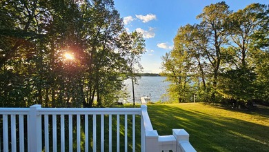 Welcome to this stunning lakefront year-round home, perfectly - photo 3