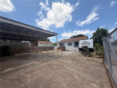 Charming 2-bedroom, 1-bath home situated on a corner lot with - photo 12
