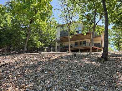Deep water. Cove protection. Private dock. This rare 5-bedroom - photo 1