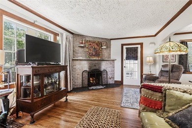 Welcome to this lovely 1920's 2 Bedroom, 2 Bath Colonial in - photo 6
