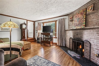 Welcome to this lovely 1920's 2 Bedroom, 2 Bath Colonial in - photo 7