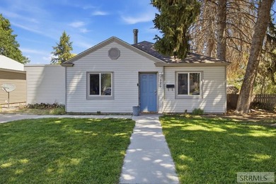 Charming Downtown Oasis Near Tautphaus Park! Welcome to 320 W - photo 3
