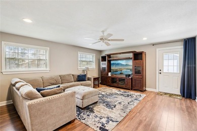 Beautifully renovated 3-bedroom, 2-bathroom home in Isle of - photo 4