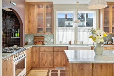 Located in Newport's Historic Point neighborhood, this newly - photo 11