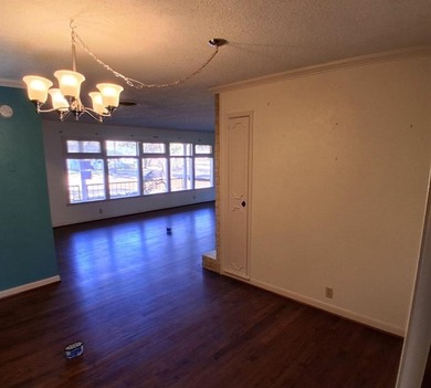 Nice curb appeal! Established neighborhood and great location