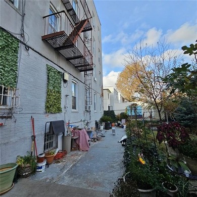 Mint condition 19 unit apartment building on East 12th Street - photo 10