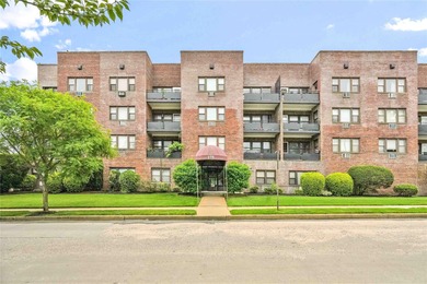 (private lake, pond, coastal) Home Sale Pending in Freeport New York