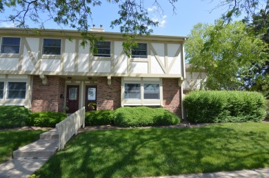 Lake Townhome/Townhouse Sale Pending in Barrington, Illinois