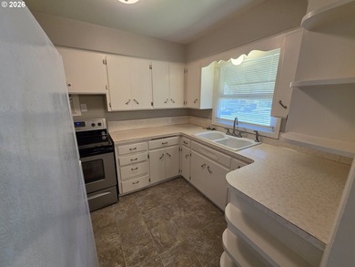 Charming 2-bedroom, 1-bath bungalow offering 894 square feet of - photo 15