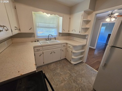 Charming 2-bedroom, 1-bath bungalow offering 894 square feet of - photo 16