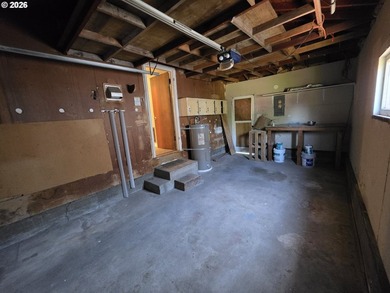 Charming 2-bedroom, 1-bath bungalow offering 894 square feet of - photo 24
