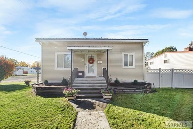 Oversized Corner Lot! Welcome to this beautifully maintained - photo 1