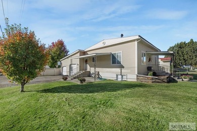 Oversized Corner Lot! Welcome to this beautifully maintained - photo 3