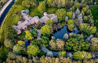 An extraordinary sanctuary of living & landscape, set on more - photo 2