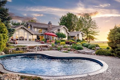 An extraordinary sanctuary of living & landscape, set on more - photo 4