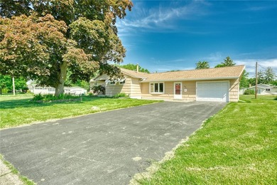 Welcome to 200 Rosecroft! This well-maintained 3-bedroom, 1 - photo 1
