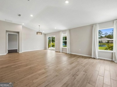 Move in ready, 4 bedroom, 2 bath, easy living floor plan - photo 5