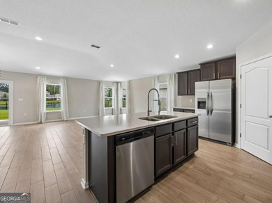 Move in ready, 4 bedroom, 2 bath, easy living floor plan - photo 7
