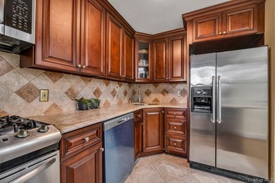 Highly Desirable Sunny Spacious 2 Bedroom, 1 Bathroom includes - photo 1
