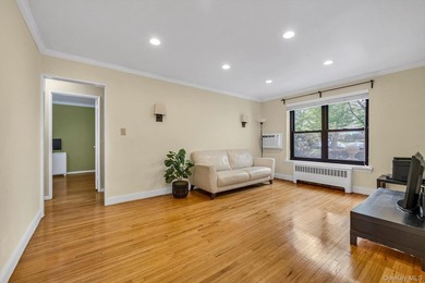 Highly Desirable Sunny Spacious 2 Bedroom, 1 Bathroom includes - photo 2