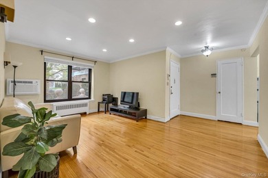 Highly Desirable Sunny Spacious 2 Bedroom, 1 Bathroom includes - photo 3