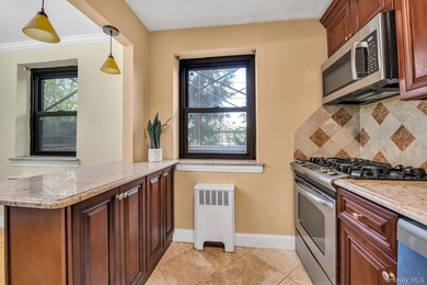 Highly Desirable Sunny Spacious 2 Bedroom, 1 Bathroom includes - photo 8