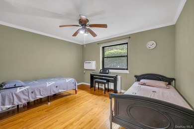Highly Desirable Sunny Spacious 2 Bedroom, 1 Bathroom includes - photo 9