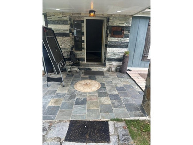INVESTOR SPECIAL OR FIRST-TIME HOMEBUYER OPPORTUNITY! This - photo 2