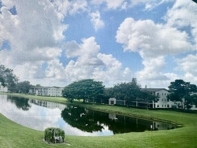 Stunning 3rd-floor 1/1.5 penthouse with panoramic lake views - photo 12