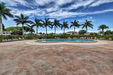 Stunning 3rd-floor 1/1.5 penthouse with panoramic lake views - photo 13
