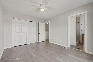 Beautifully Remodeled Townhome Near Everything! This spacious - photo 15
