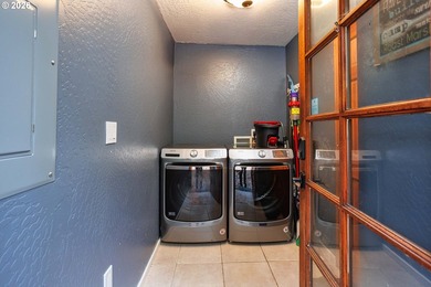 SELLER TO PAY 1 year HOA dues for the buyer! This polished cabin - photo 18