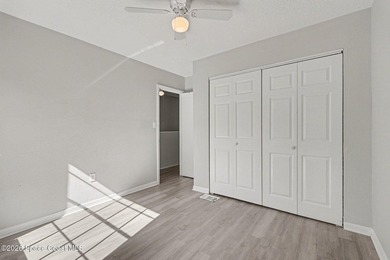 Beautifully Remodeled Townhome Near Everything! This spacious - photo 21