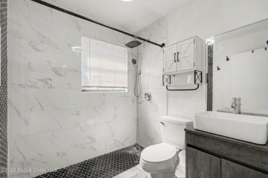 Beautifully Remodeled Townhome Near Everything! This spacious - photo 22