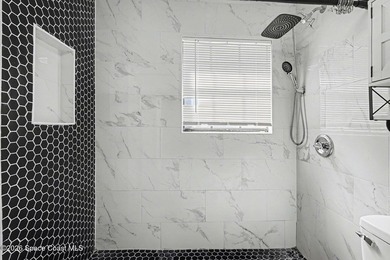 Beautifully Remodeled Townhome Near Everything! This spacious - photo 23