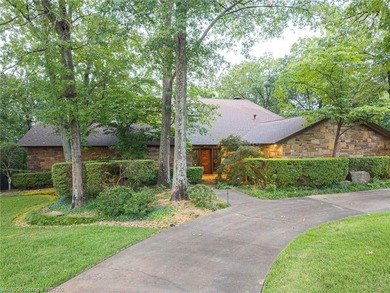 This exceptional Wimpy Kesner-built home with its premier - photo 2