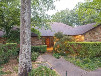 This exceptional Wimpy Kesner-built home with its premier - photo 3