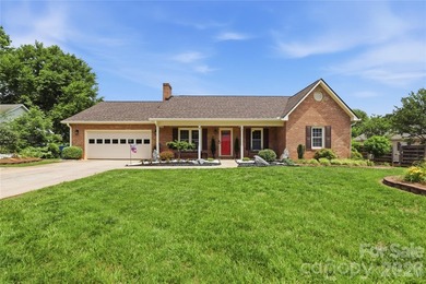 Welcome to this stunning all brick home in Hunters Creek Estates - photo 2
