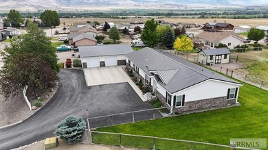 Incredible home on approximately 1.19 acres with beautifully - photo 1