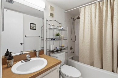 Welcome to this charming and incredibly well-maintained - photo 12