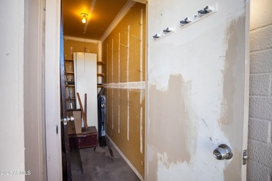 SHORT SALE. Spacious and hard to find 3-bedroom townhome end - photo 8