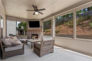 Welcome to this beautifully maintained 5-bedroom, 4-bathroom - photo 9